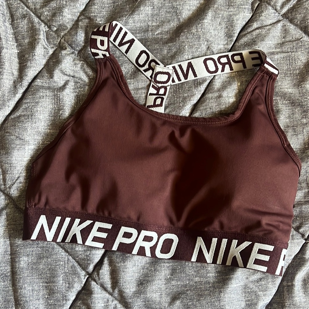 Woman’s Nike pro sports bra